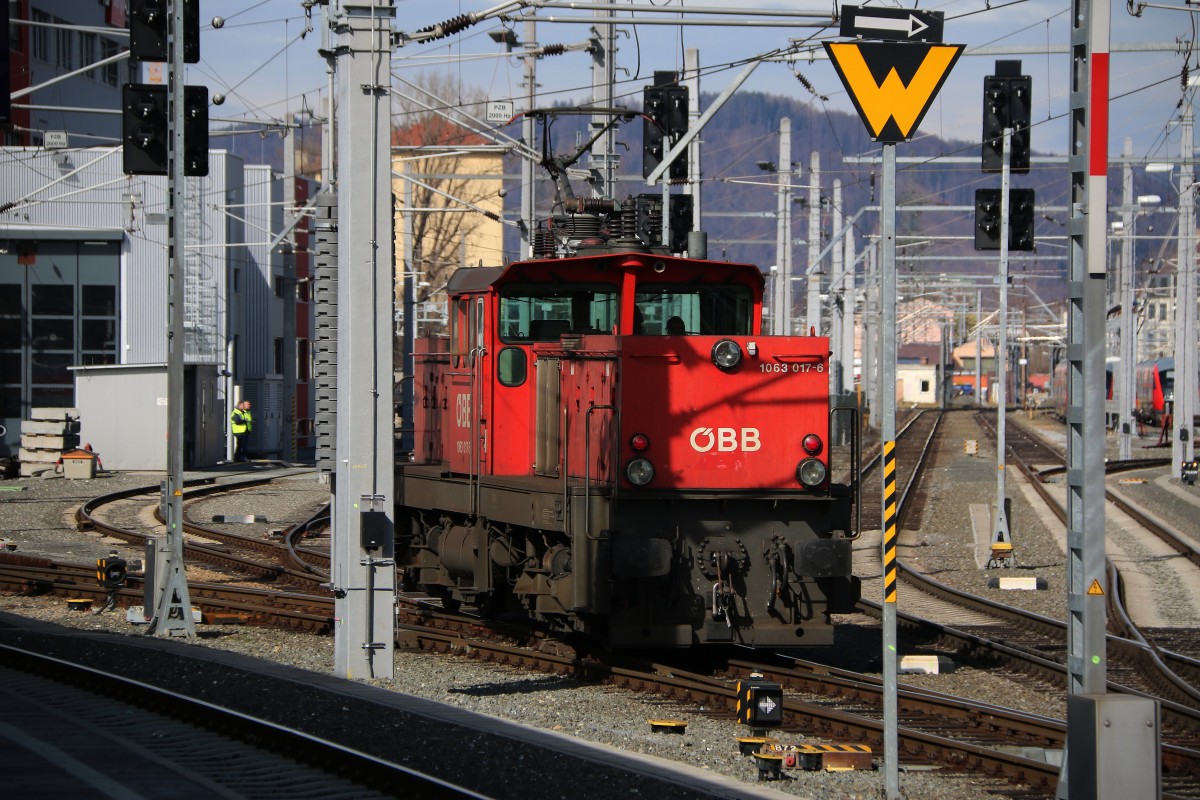 1063.017-6 ist soeben durch die vorgeschriebene PZB Zwangsbremsung bei der Einfahrt in den Traktionsbereich des Grazer Hauptbahnhofes zum Stillstand gekommen. 2.03.2016