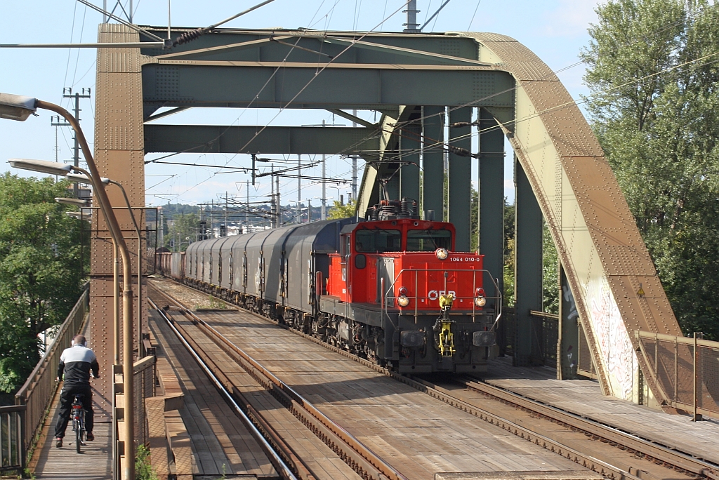 1064 010-0 mit dem 64212 von ZV Kledering nach Strasshof am 15.August 2014 auf der Donaukanalbrücke beim Bf. Wien Erdbergerlände.