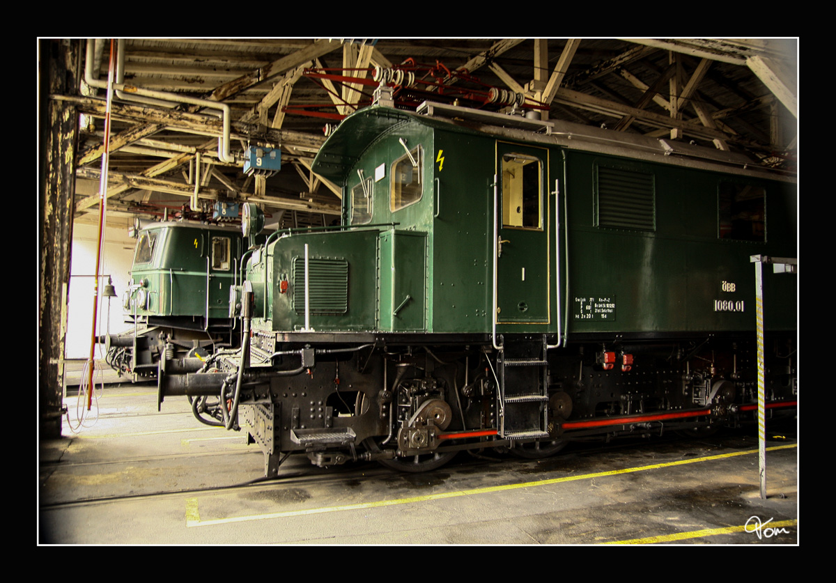 1080.01 und eine 1040 stehen im Rundlokschuppen in Selzthal. 
19_4_2008