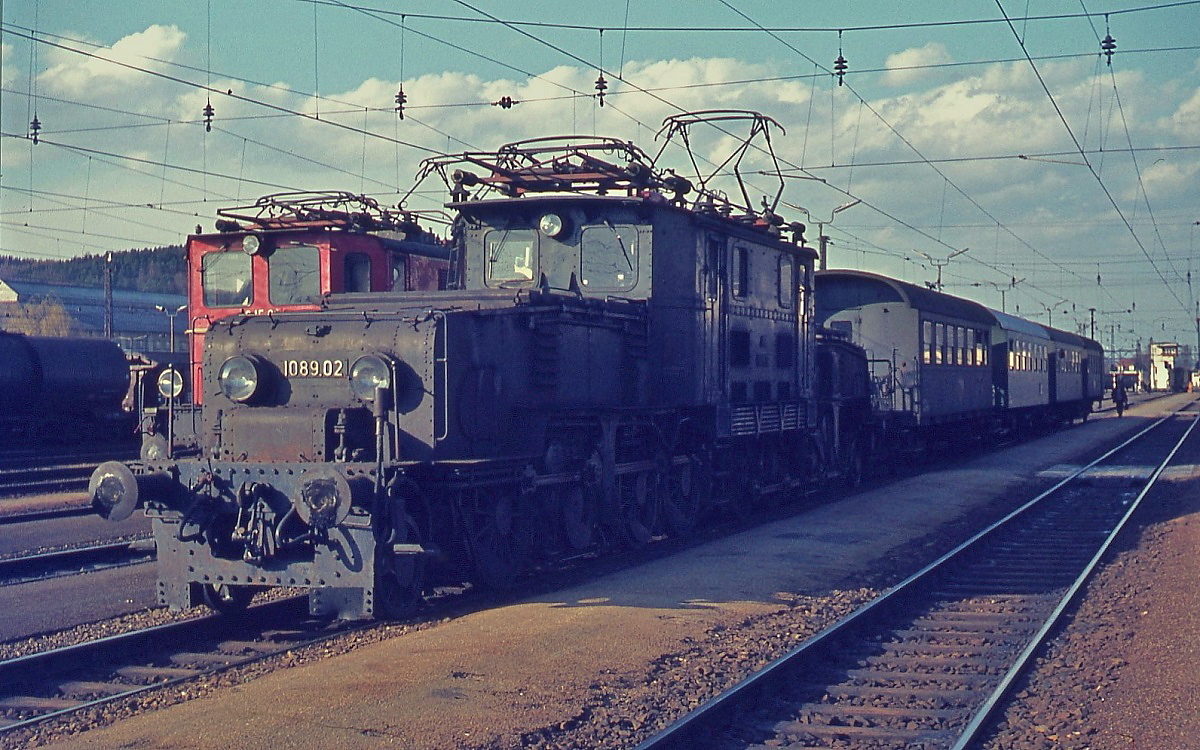 1089.02 im Bahnhof Attnang-Puchheim im April 1975 mit einem Personenzug nach Kammer-Schörfling