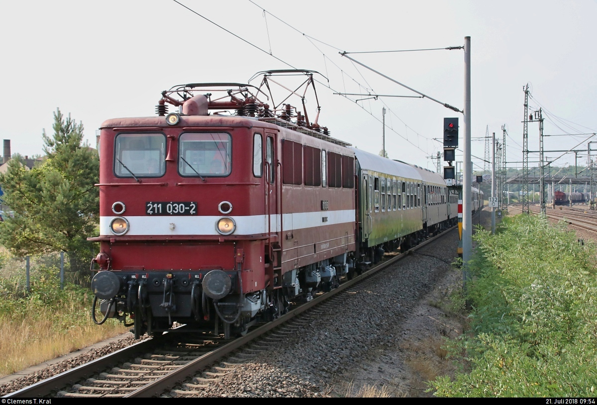 109 030-7 (DR 211 030-2) der Eisenbahngesellschaft Potsdam mbH (EGP) als SDZ 32503  Störtebeker-Express  von Saalfeld(Saale) nach Bergen auf Rügen erreicht den Bahnhof Bitterfeld auf Gleis 1.
[21.7.2018 | 9:54 Uhr]