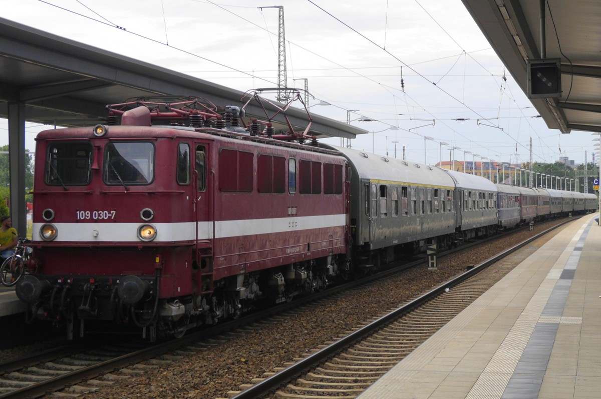109 030-7 ist mit dem aus 7 DR-1.Klasse-Wagen und 3 Mitropa-Speisewagen bestehenden Störtebeker-Express auf dem Weg nach Rügen (Eberswalde, 25.7.15).