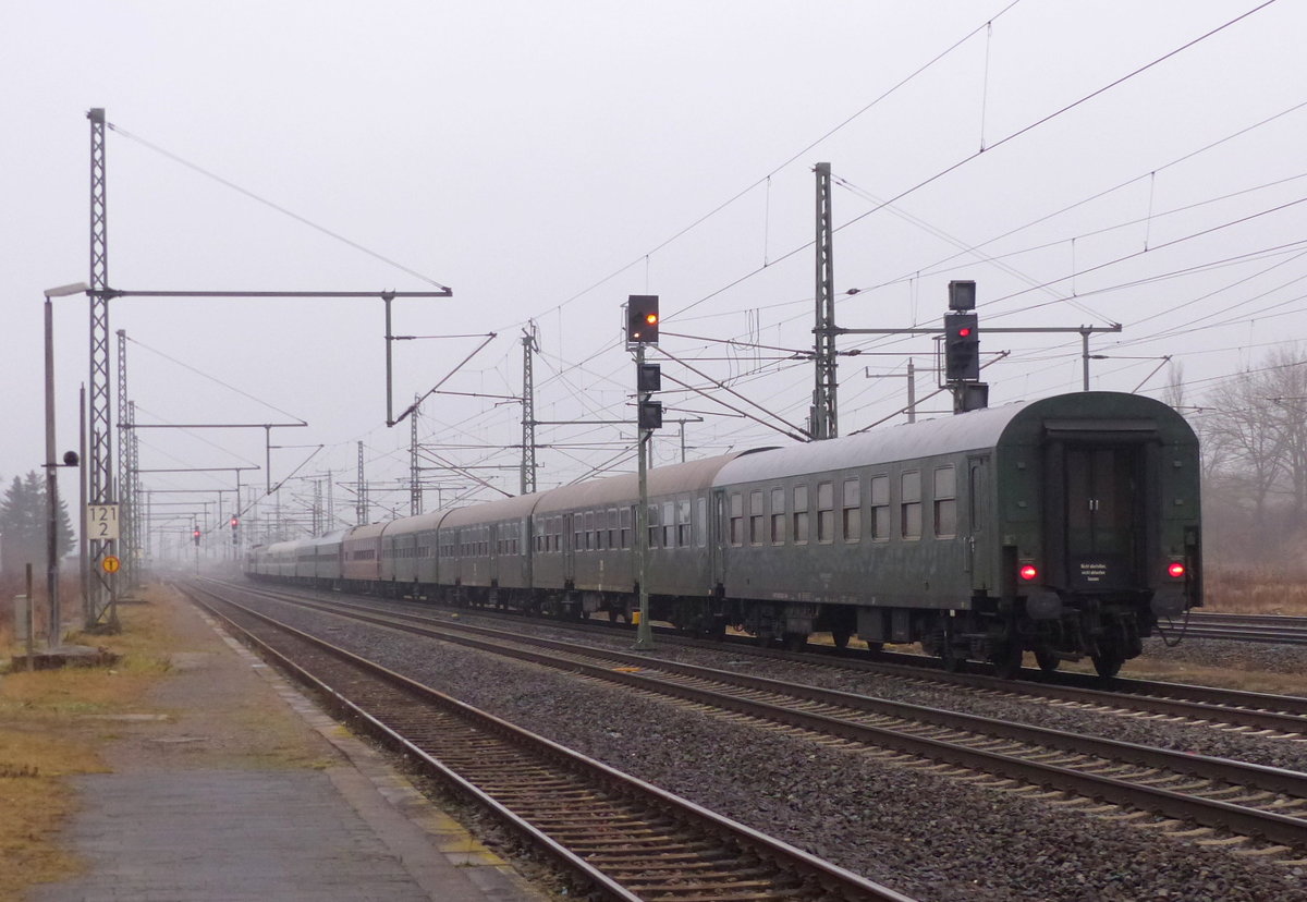 11 Wagen zählte der PRESS-Sonderzug am 13.01.2018 beim Betriebsausflug von Dresden Hbf zur Thüringer Waldbahn nach Gotha. Hier verlässt der DPE 56591 nach einem kurzen Betriebshalt den Bahnhof von Neudietendorf.