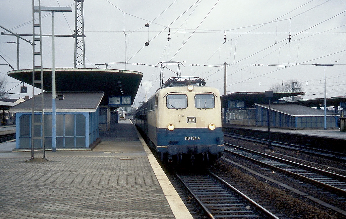 110 134-4 verlässt Anfang der 1980er Jahre den Bahnhof Köln-Deutz in Richtung Hauptbahnhof
