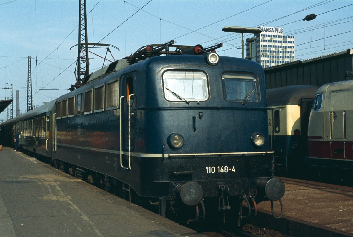 110 148-4 in Dortmund Hbf. Die Aufnahme entstand Anfang der 80iger Jahre.