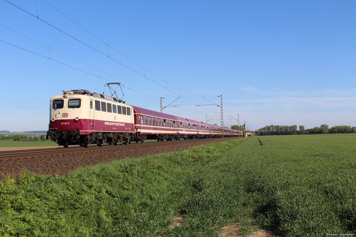 110 169-0 der Euro-Express Sonderzüge GmbH & Co. KG mit einem Fußballsonderzug von Hamburg nach Frankfurt bei Niedernjesa am 05.05.2018