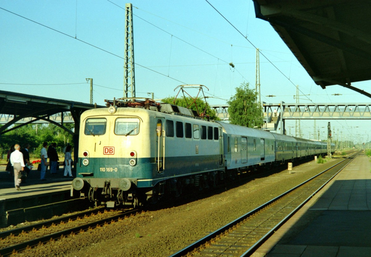 110 169 mit E 3305 (Bremen–Hamburg) am 21.07.1994 in Buchholz (Nordheide)