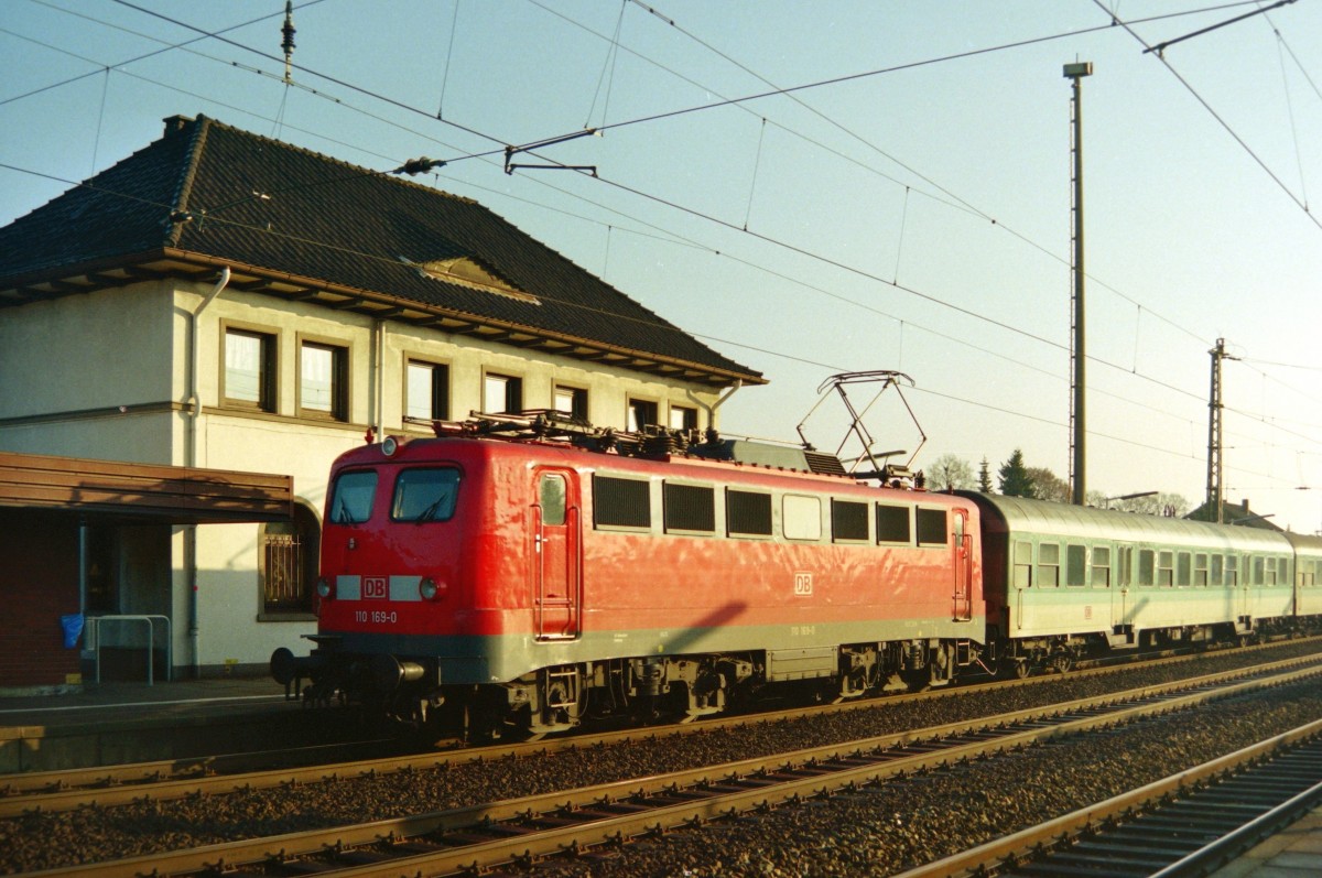 110 169 mit RE 3216 (Uelzen–Hamburg) am 30.12.1998 in Bienenbttel