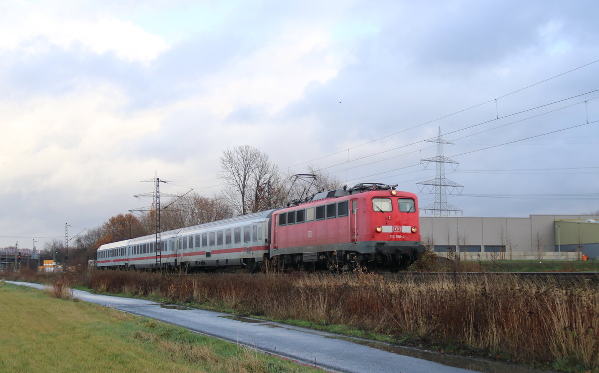 110 198 mit ihrem PbZ aus Hamburg kurz vor erreichen des Zielbahnhofes dem Dortmunder Bw am 8.12.18 bei Dortmund-Scharnhorst