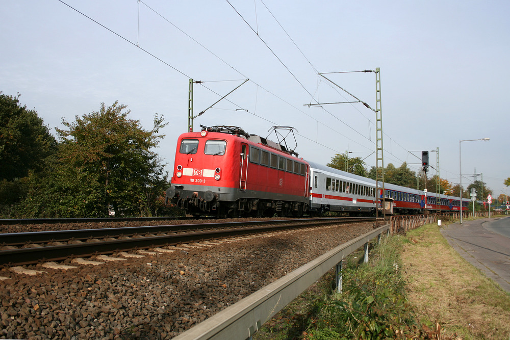 110 200 am 26. Oktober 2010 in Höhe des Bahnübergangs Mülheimer Ring in Köln.
Am Zugschluss hängt 110 284.