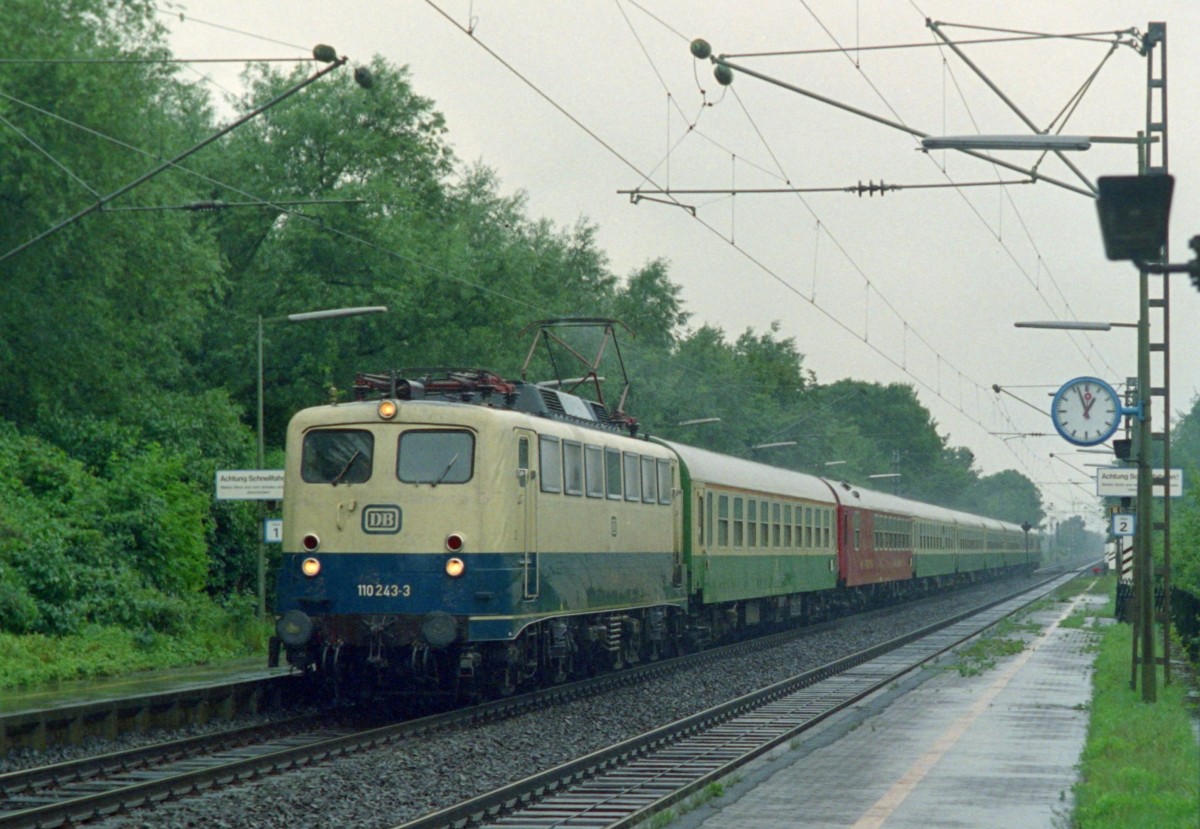 110 243 mit D 2343 (Hoofddorp–Berlin Hbf) am 27.07.1993 in Kirchhorsten