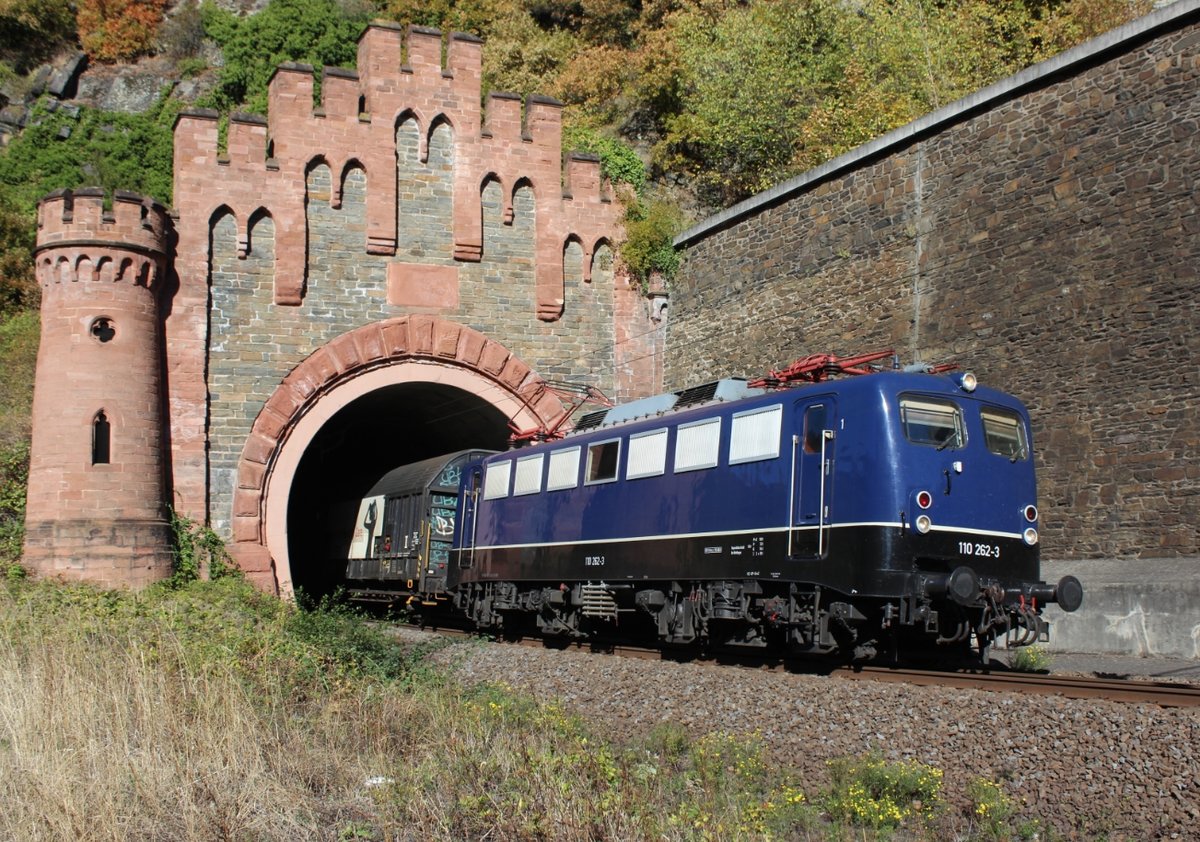 110 262-0 (91 80 6 139 262-0 D-BYB) durchfährt am 27.09.2018 mit Henkel-Zug den Loreley-Tunnel.