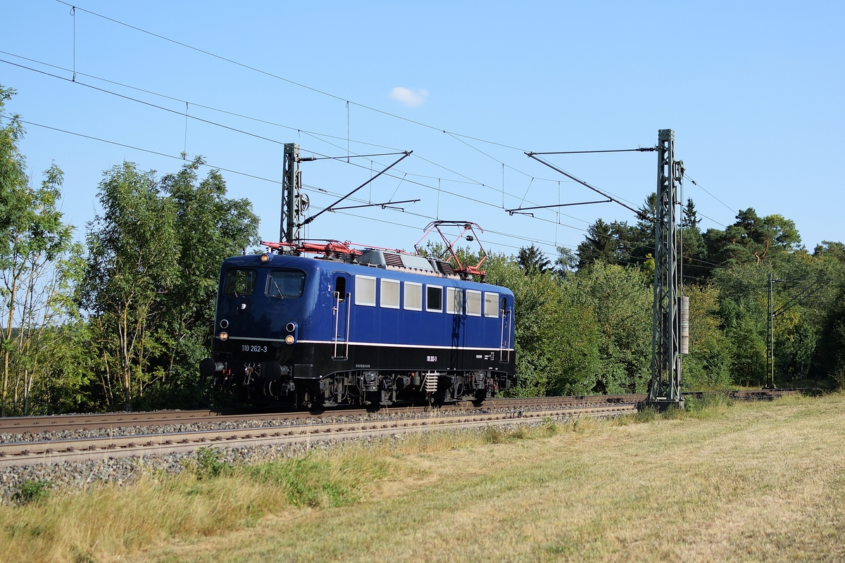 110 262 der BayernBahn fährt am 16. August Lz durch Westerstetten Richtung Stuttgart.