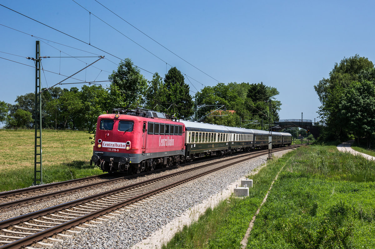 110 278 der centralbahn war am 13. Juni 2017 mit dem ClassicCourier bei Übersee in Richtung München unterwegs.