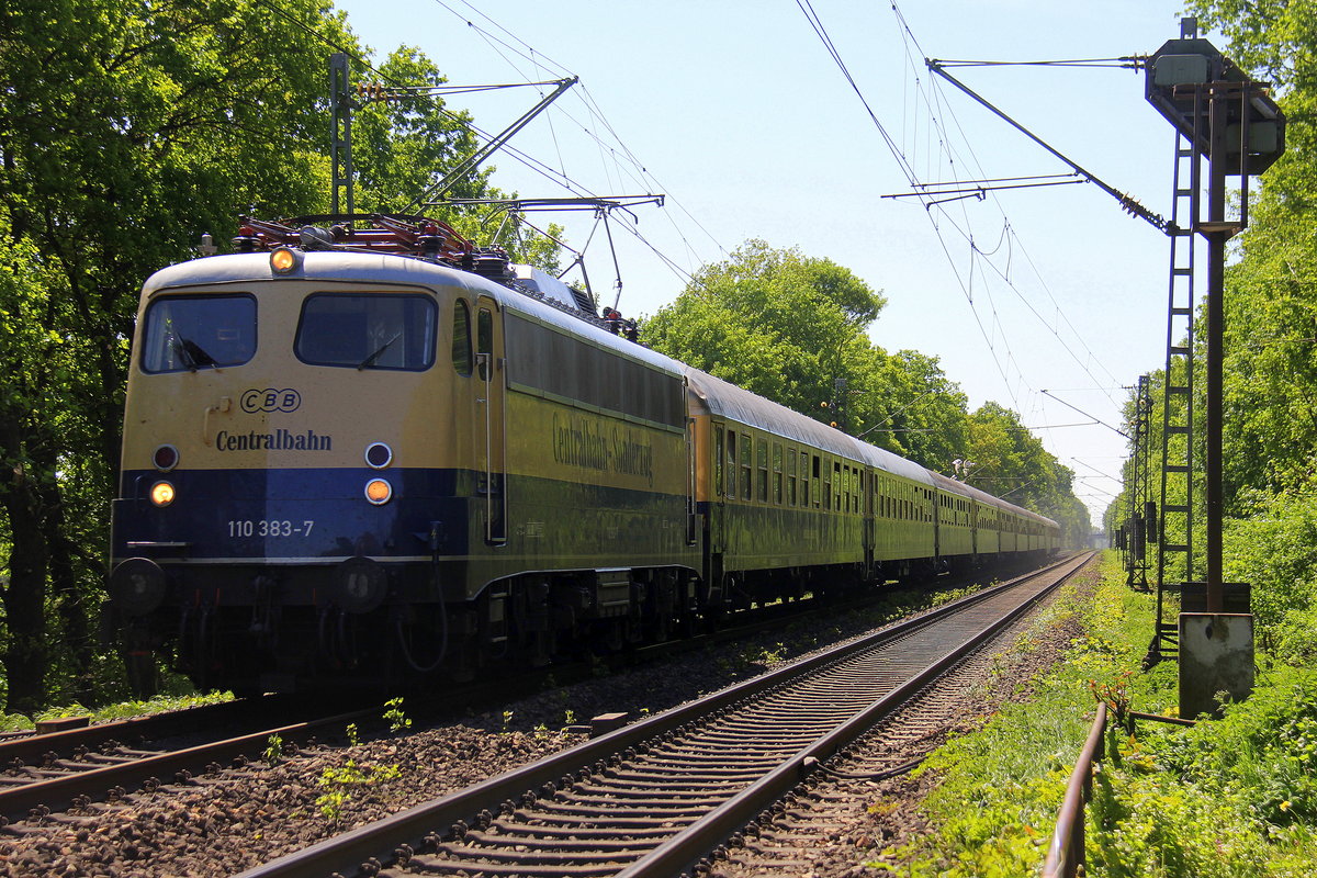 110 383-7 von der Centralbahn kommt mit einem Fussball-Sonderzug aus Freiburg nach  Rheydt-Mönchengladbach und  kommt aus Richtung Aachen-Hbf,Aachen-Schanz,Aachen-West,Laurensberg,Richterich,Kohlscheid und fuhr die Kohlscheider-Rampe herunter nach Herzogenrath in Richtung Herzogenrath,Hofstadt,Finkenrath,Rimburg,Übach-Palenberg,Zweibrüggen,Frelenberg,Geilenkirchen,Süggerath,Lindern,Brachelen,Hückelhoven-Baal,Baal,Erkelenz,Herrath,Beckrath,Wickrath,Rheydt,Mönchengladbach. 
Aufgenommen von einem Weg in Straß-Herzogenrath an der Kohlscheider-Rampe. 
Bei Sommerwetter am Mittag vom 5.5.2018.