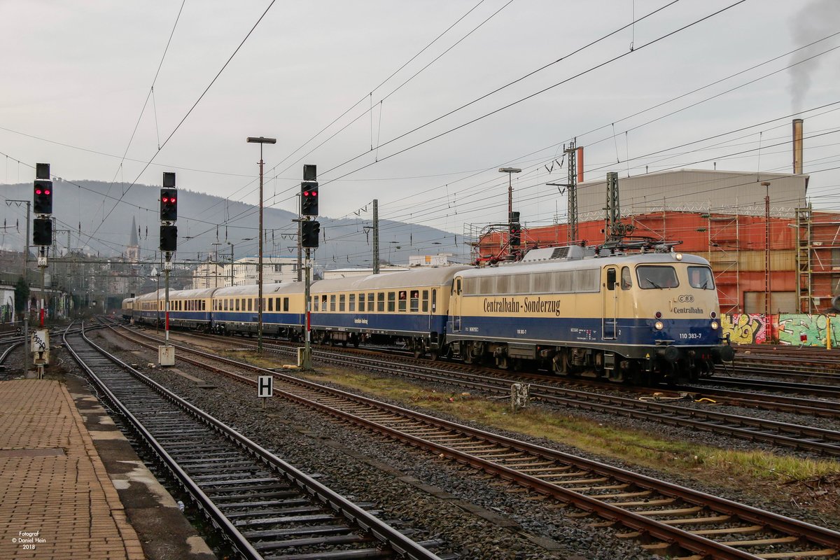 110 383-7 Centralbahn mit Rheingold in Hagen Hbf, am 31.03.2018.