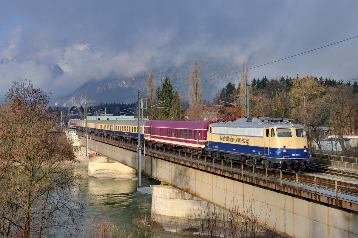 110 383 mit dem Krokus Express am 25.02.2017 bei Brixlegg. 