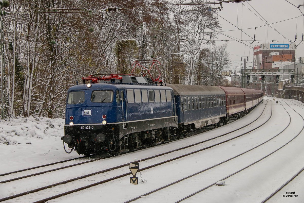 110 428-0 TRI mit Sonderzug in Wuppertal, am 10.12.2017. Dieser Sonderzug fuhr nach Rüdesheim.