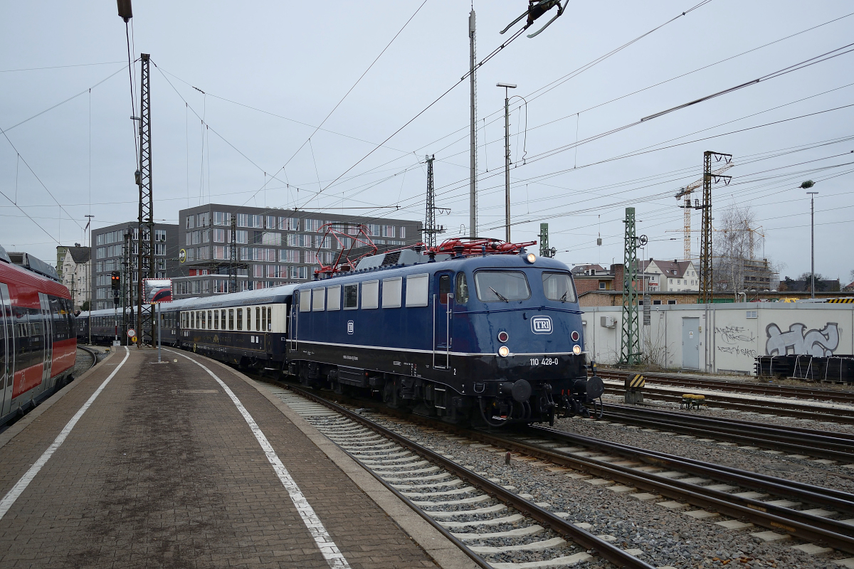 110 428 von TRI fährt am 10.03 2018 mit einem Sonderzug aus Rosenheim in Ulm an. Hier wird der Zug mit einem Sonderzug der UEF vereinigt. Zusammen ging es weiter nach St. Anton am Arlberg.