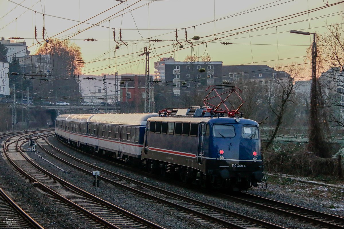 110 469-4 mit Nationalexpress Ersatzzug RB48 in Wuppertal, am 08.02.2018.