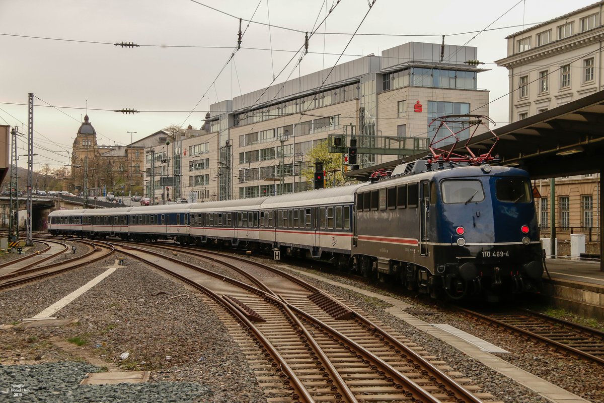 110 469-4 mit Nationalexpress Ersatzzug RB48 in Wuppertal Hbf, am 10.04.2018.
