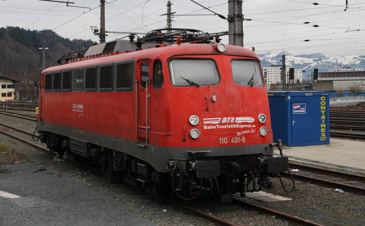 110 491-8 ``Bahntouristik Express`` steht am 25.11.2015 ganz alleine im Bahnhof Kufstein.