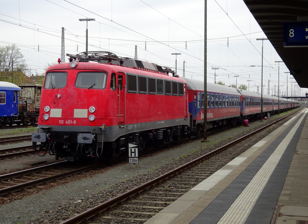 110 4918 steht am 17. April 2015 mit einem BTE Sonderzug im Bahnhof