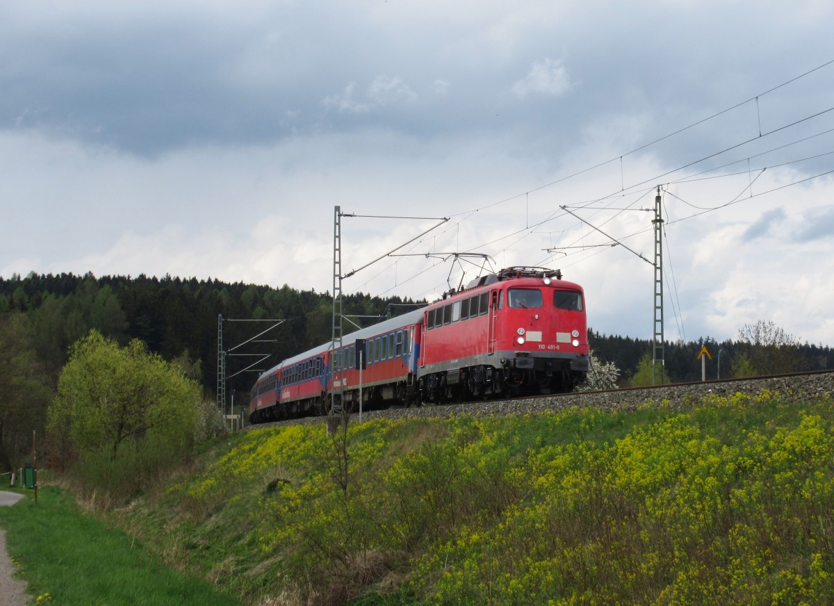 110 491 ist am 26.April 2015 mit einem Sonderzug bei Halach(b. Kronach) in Richtung Lichtenfels unterwegs.