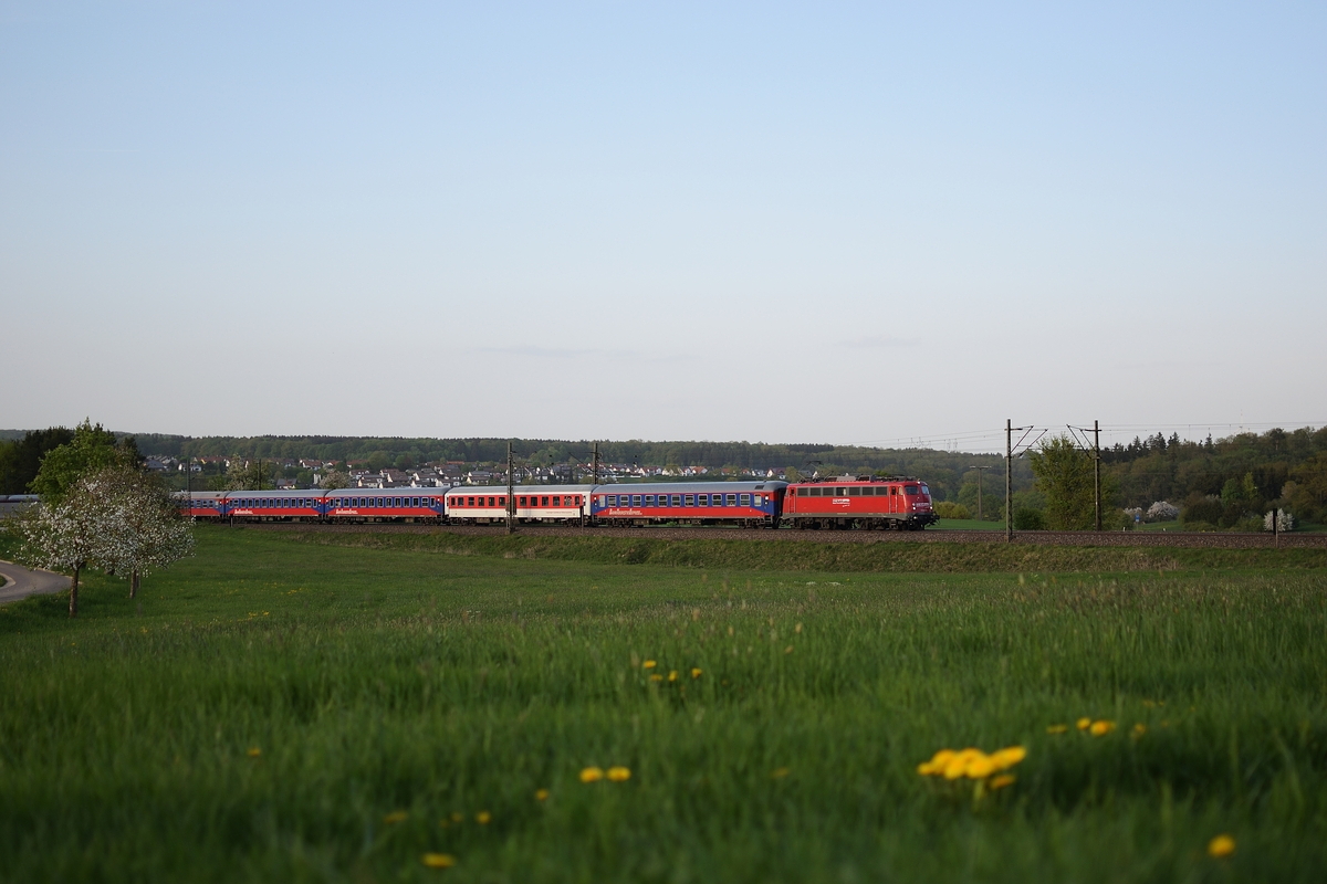 110 491 bespannte am 29. April 2018 einen BTE-Sonderzug. Hier ist der Zug zwischen Westerstetten und Beimerstetten zu sehen.