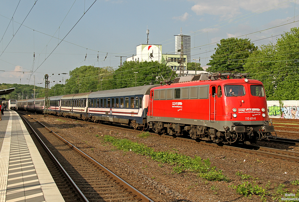 110 491  BTE  mit einem Leerpark aus größtenteils belgischen Liegewagen nach Linz via Remagen in Köln West am 14.05.2018