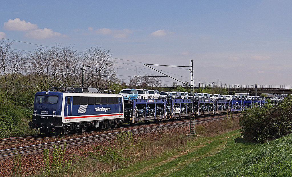 110 511 (043) rauschte mit ihrem Mosolf Autozug in Richtung Leipzig um 12:54 am 11.04.14 durch Zeithain.