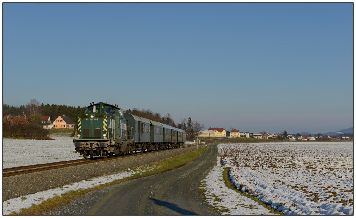 1100.1 als Nikolauszug Spz 8517 von Graz nach Groß St. Florian unterwegs, aufgenommen kurz vor der Groß St. Florian am 3.12.2017.