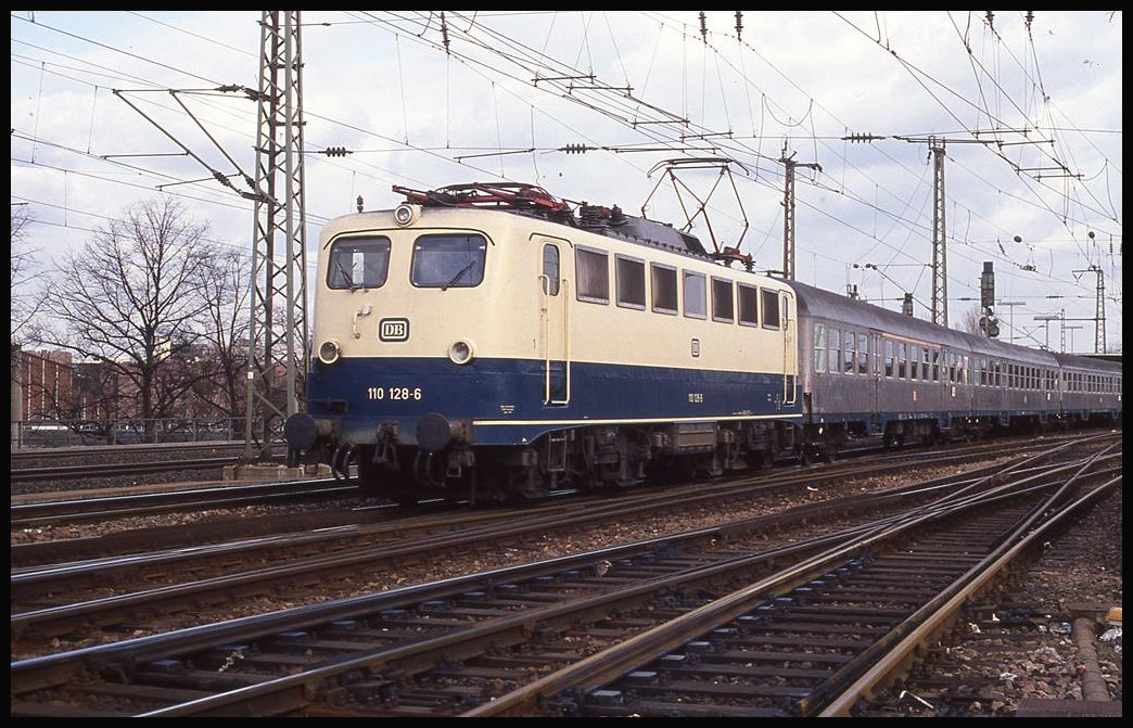 1100128 verlässt hier am 5.3.1993 um 15.13 Uhr mit einem Nahverkehrszug Köln Deutz in Richtung Hohenzollernbrücke.