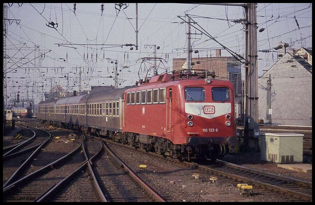 110133 fährt hier am 27.2.1991 um 14.28 Uhr mit einem Personenzug aus Kleve in den HBF Köln ein.