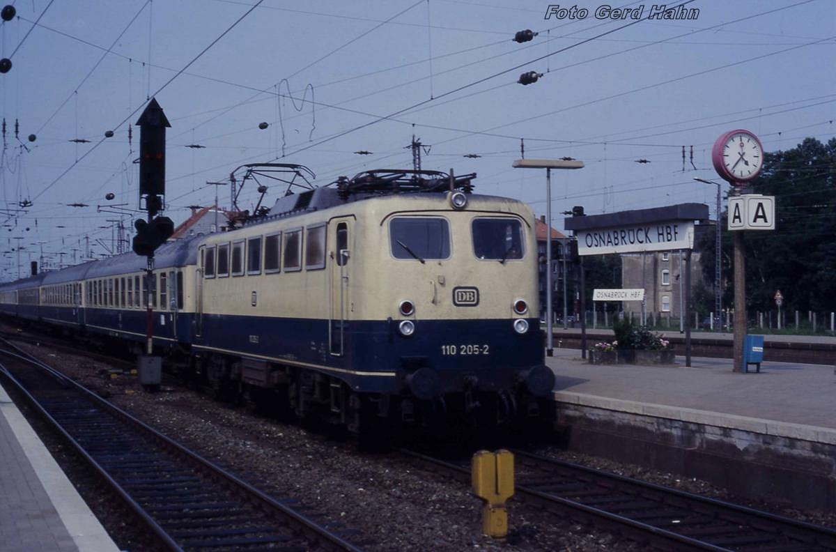 110205 fährt am 3.7.1987 um 16.38 Uhr mit dem D nach Köln in den oberen Bahnhof von Osnabrück HBF ein.