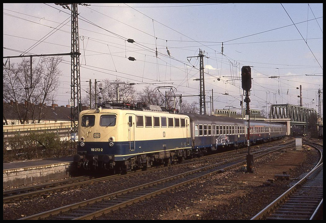 110272 verlässt mit dem E nach Düren am 25.3.1993 um 14.03 Uhr Köln Messe Deutz.