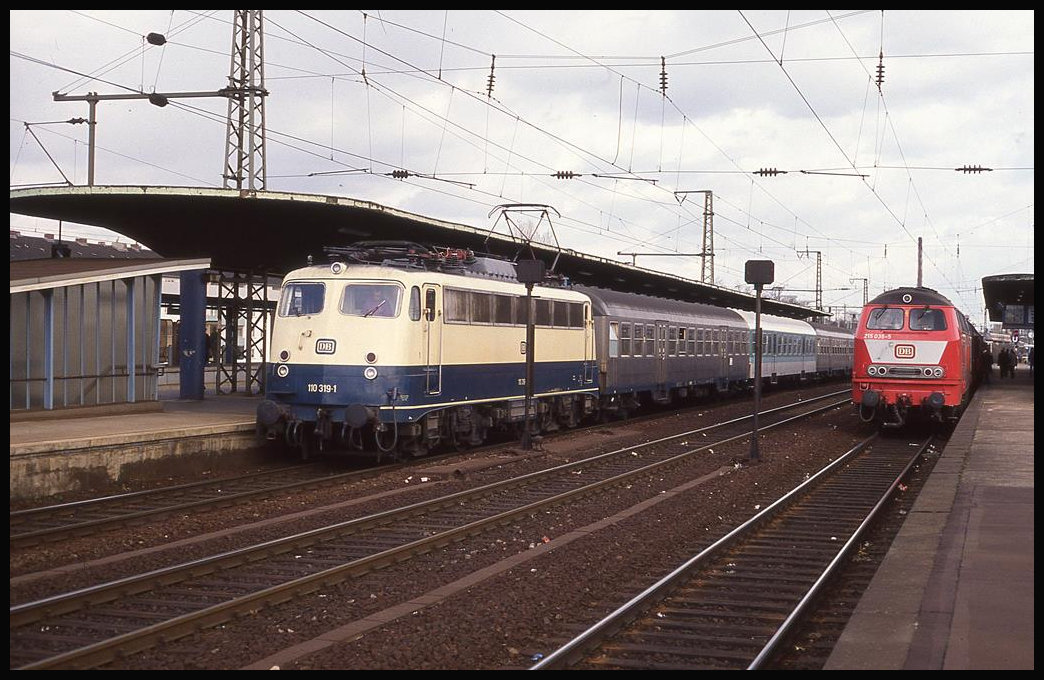 110319 ist hier am 25.3.1993 um 15.28 Uhr im Bahnhof Köln Deutz mit dem E nach Boppard zu sehen. Rechts wartet 215036 mit dem E nach Kall auf die Weiterfahrt.