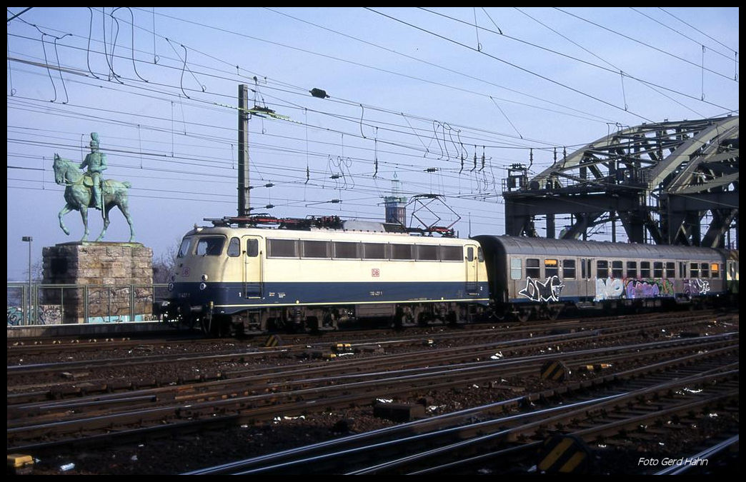 110344 verläßt mit dem RB nach Kleve die Hohenzollernbrücke und fährt am 21.02.1998 um 12.22 Uhr in den Hauptbahnhof Köln ein.