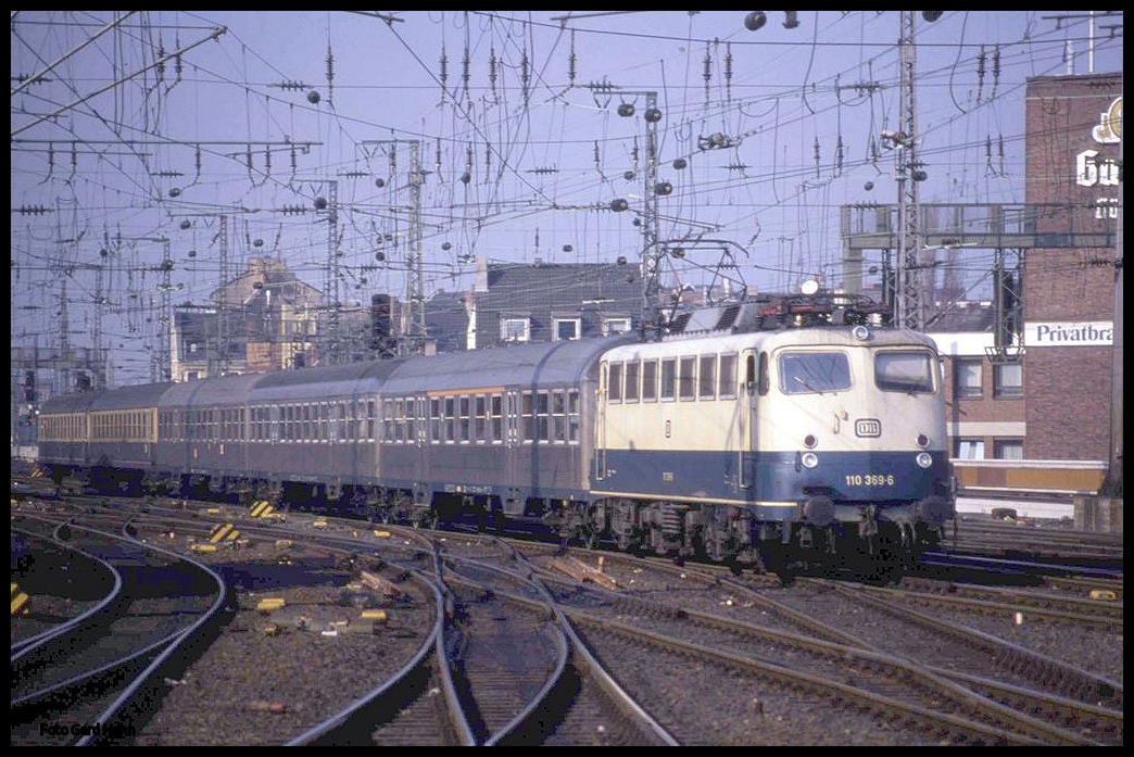 110369 fährt mit dem N nach Hagen in Westfalen am 27.2.1991 um 13.58 Uhr in den Hauptbahnhof Köln ein.
