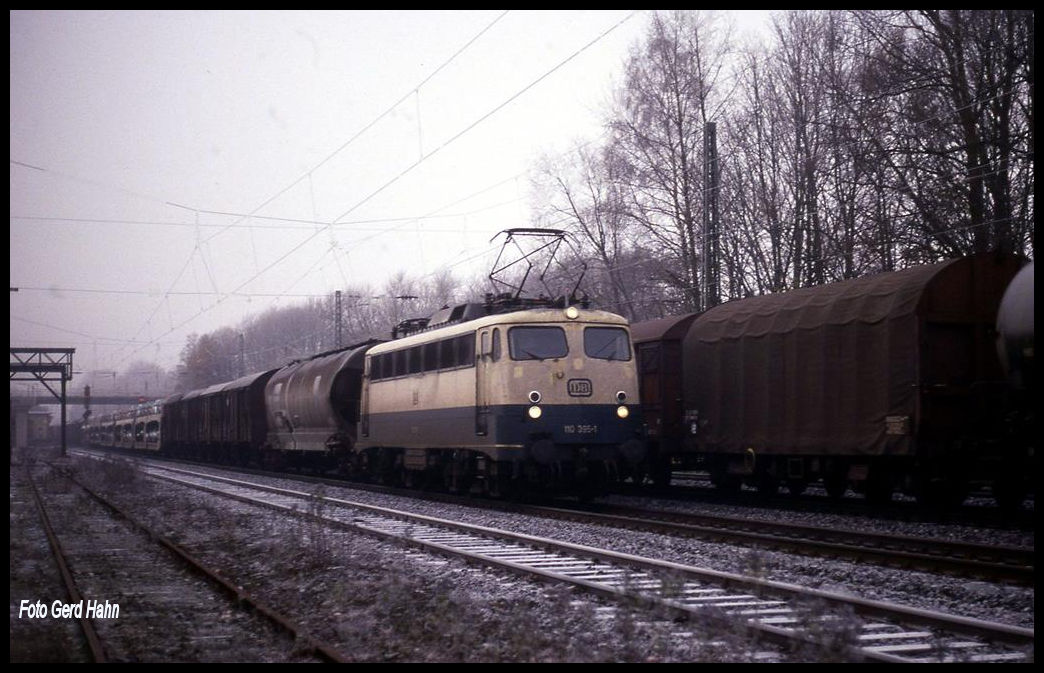 110395 im Güterverkehr! - Am 22.11.1991 kam die DB Elektrolok 110395 mit einem langen Güterzug um 9.32 Uhr in Richtung Osnabrück fahrend durch den Bahnhof Natrup Hagen.