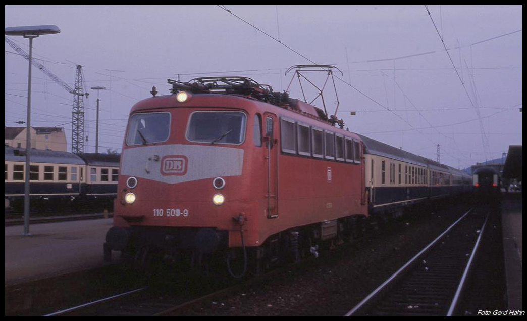 110508 mit einem blau - beigen D-Zug aus Amsterdam war am 26.8.1990 hier in Minden um 20.19 Uhr auf dem Weg nach Hannover.