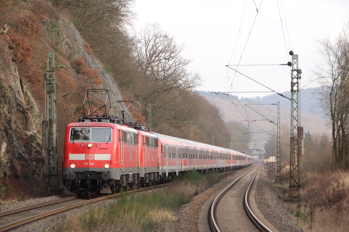 111 007, 111 104, 111 097 (kalt weiter hinten) und 24 Frankfurter n-Wagen machten sich am 9. Januar 2017 auf eine Reise ohne Wiederkehr nach Hamm. Grüße zurück an den Tf! Aufgenommen in Sechshelden in der Nähe von Dillenburg.