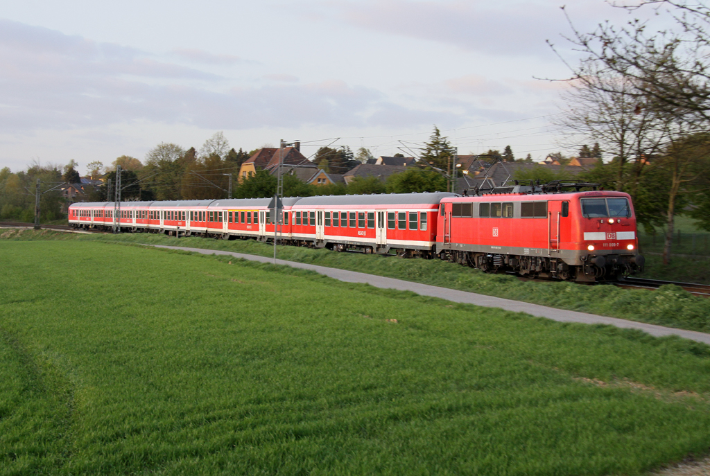 111 009-7 zieht einen RE4 Verstärker voon Düsseldorf nach Aachen bei Übach am 15.04.2014