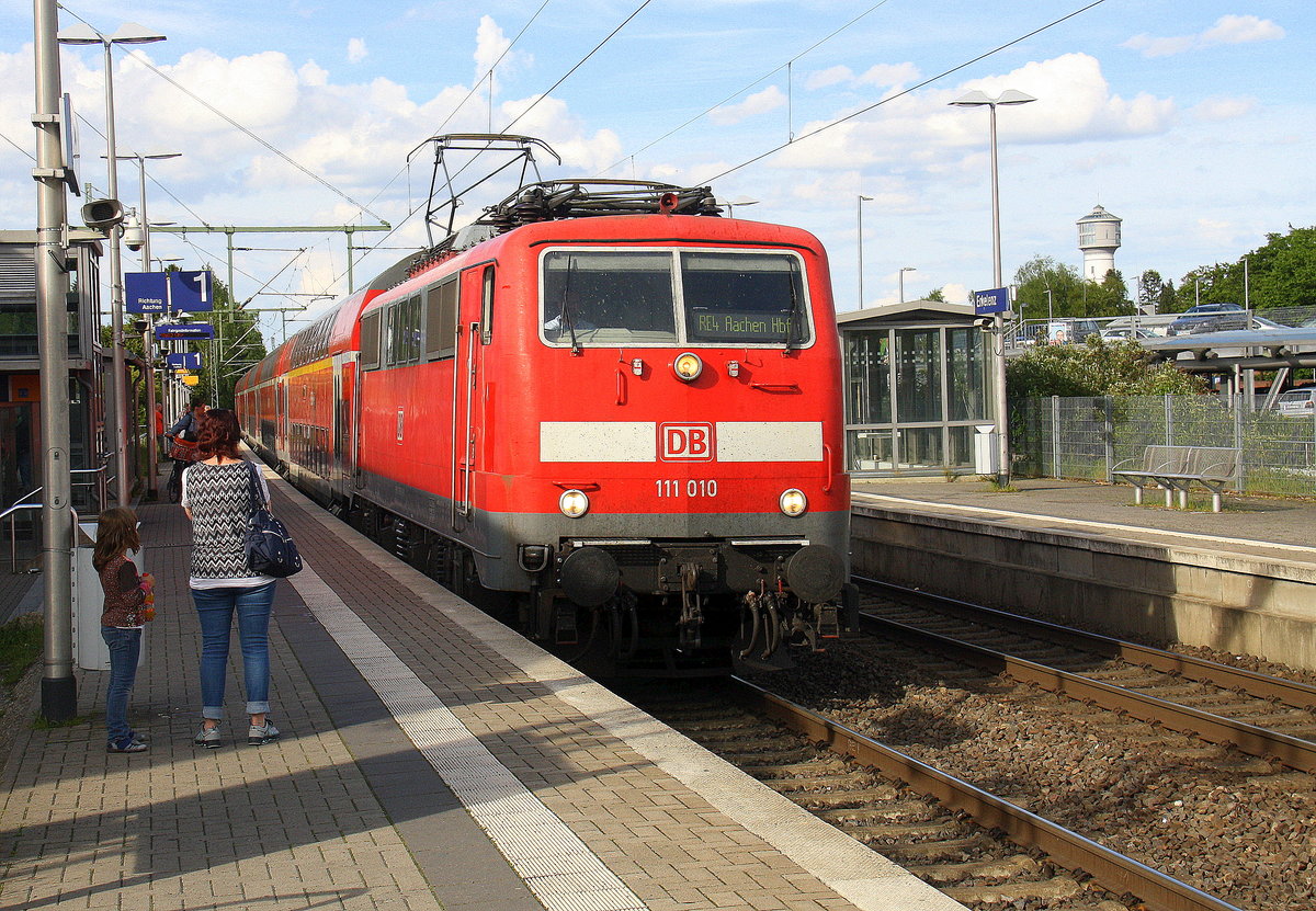 111 010 DB kommt mit dem RE4 von Dortmund-HBf nach Aachen-Hbf und kommt aus Richtung Neuss-Hbf,Mönchengladbach-Hbf,Rheydt-Hbf,Wickrath,Beckrath,Herrath und fährt in Erkelenz ein und fährt dann weiter in Richtung Baal,Hückelhoven-Baal,Brachelen,Lindern,Süggerath,Geilenkirchen,Frelenberg,Zweibrüggen,Übach-Palenberg,Rimburg,Finkenrath,Hofstadt,Herzogenrath, Kohlscheid,Richterich,Laurensberg,Aachen-West,Aachen-Schanz,Aachen-Hbf. 
Aufgenommen vom Bahnsteig 1 in Erkelenz.
Bei schönem Frühlingswetter am Abend vom 12.5.2017.