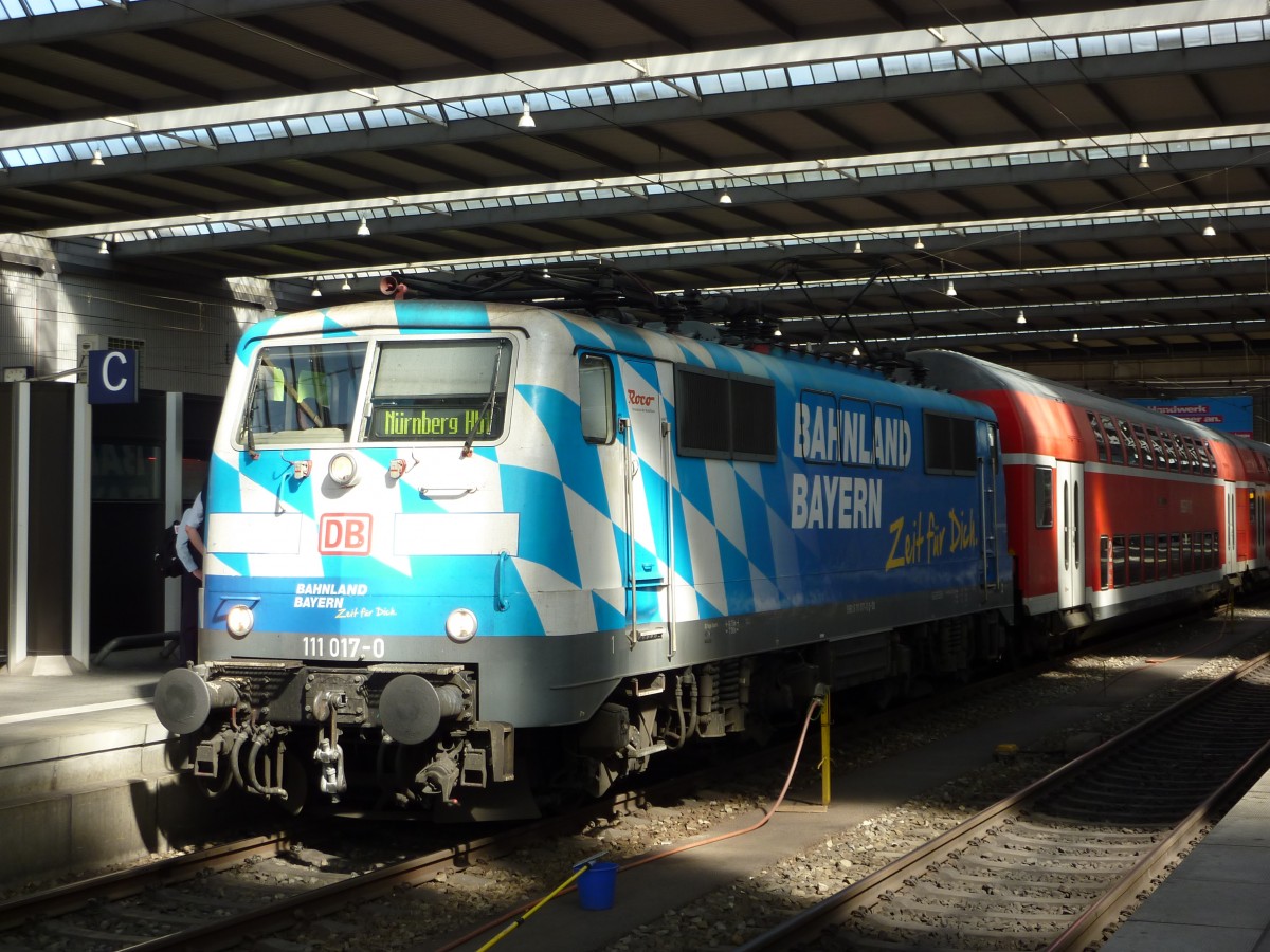 111 017-0  Bahnland Bayern  mit Regionalzug in München Hbf 2014-12-13 **** Sehen Sie Bahnvideos an - www.youtube.com/user/cortiferroviariamato/videos