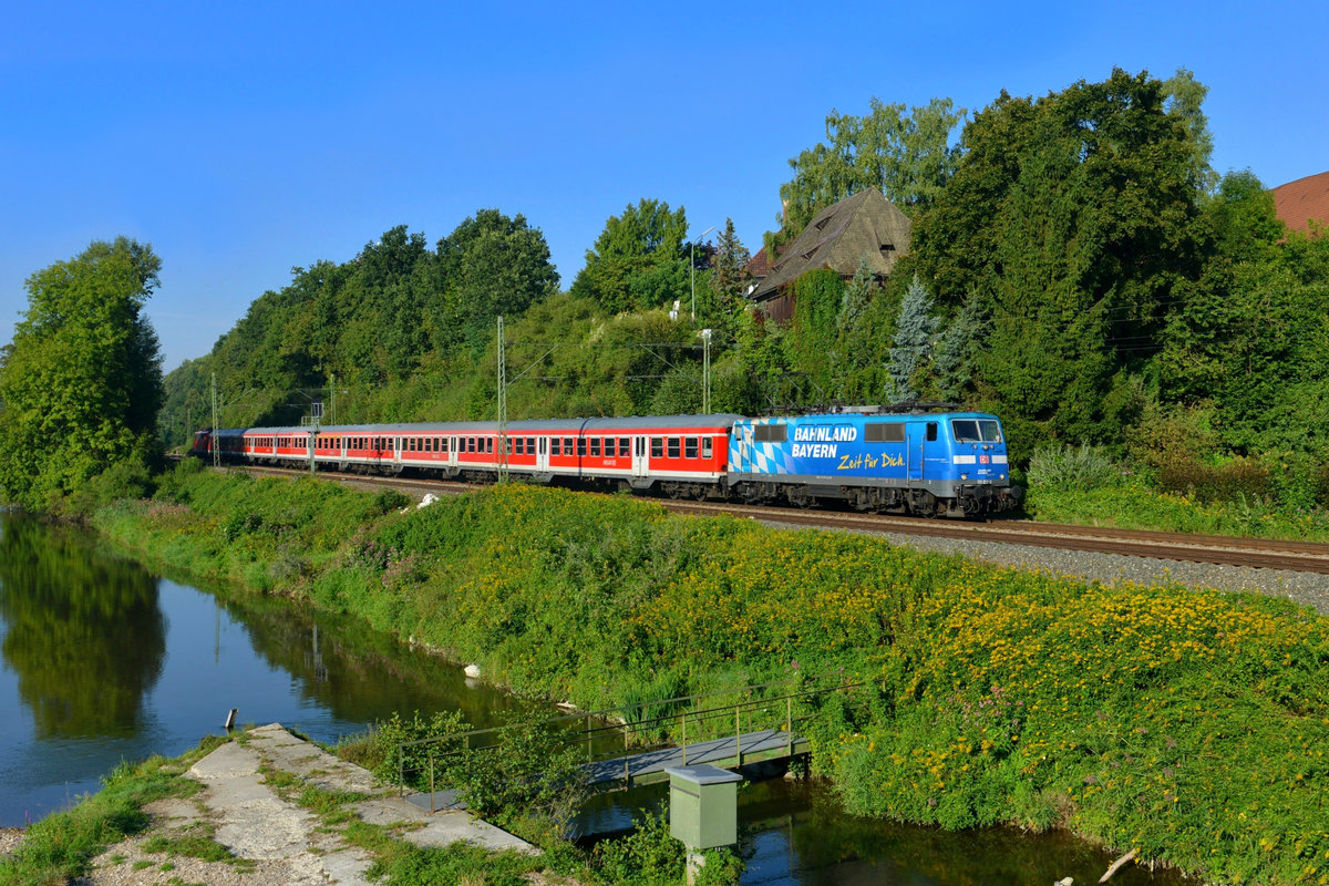 111 017 mit einem RE am 07.09.2013 bei Volkmannsdorf. 