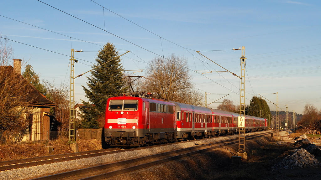 111 019 mit M 79032 (Meridian-Ersatzverkehr) in Stephanskirchen (16.12.2013)