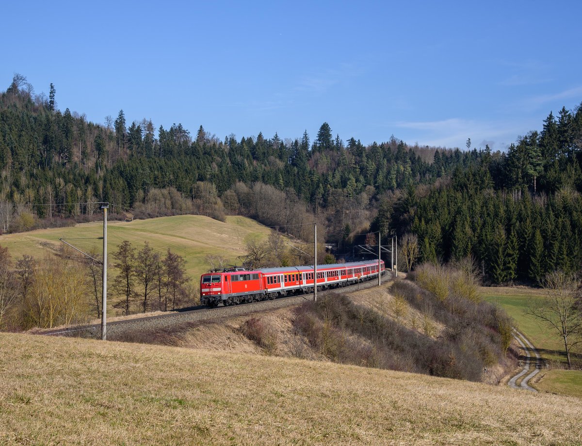 111 021 legt sich bei Mittelrot auf der Murrbahn von Schwäbisch Hall-Hessental kommend mit RB 19984 geschmeidig in die Kurve. Sie wird in Kürze den Bahnhof Fichtenberg erreichen.(25.2017).