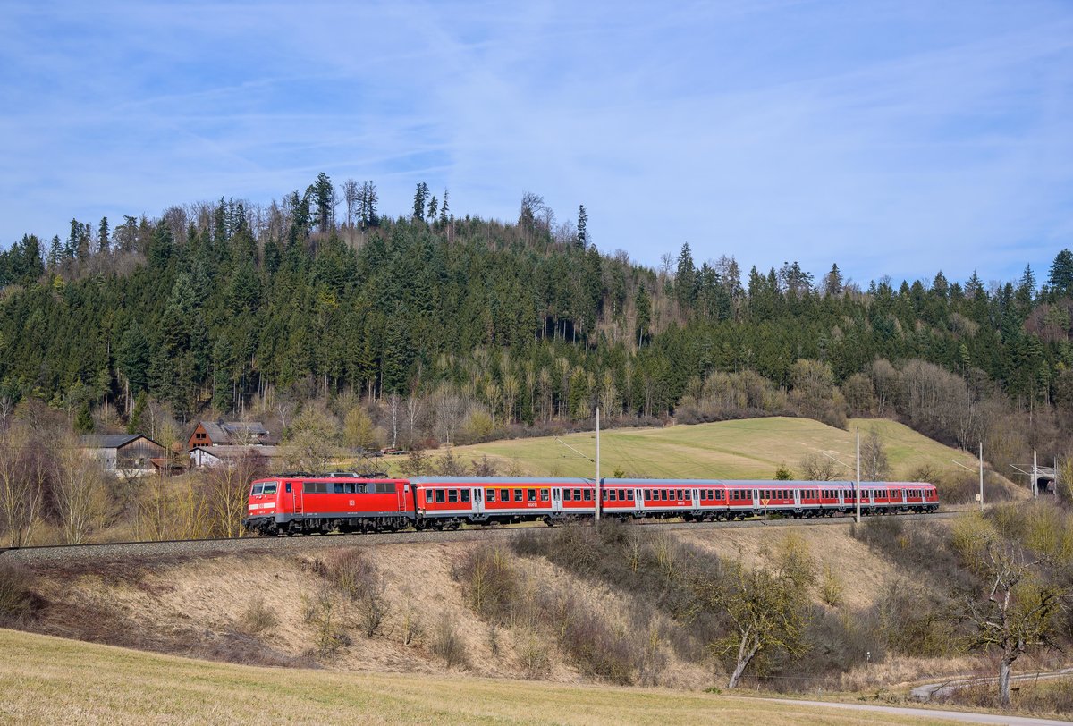 111 021 mit RB 19986 nach Backnang auf der Murrbahn bei Mittelrot am 25.2.2017.