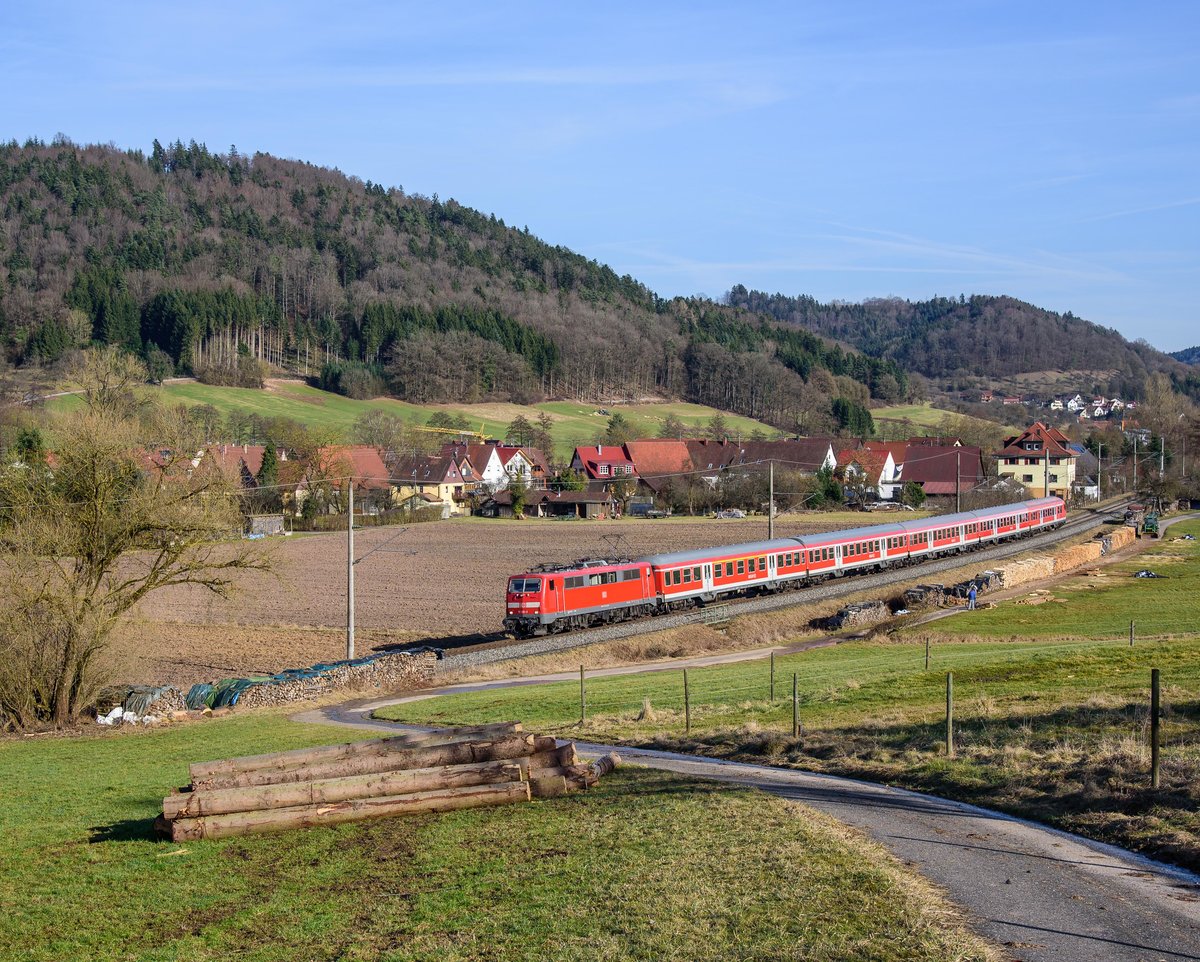 111 021 mit RB 19988 bei Schleißweiler in Richtung Backnang am 25.2.2017.